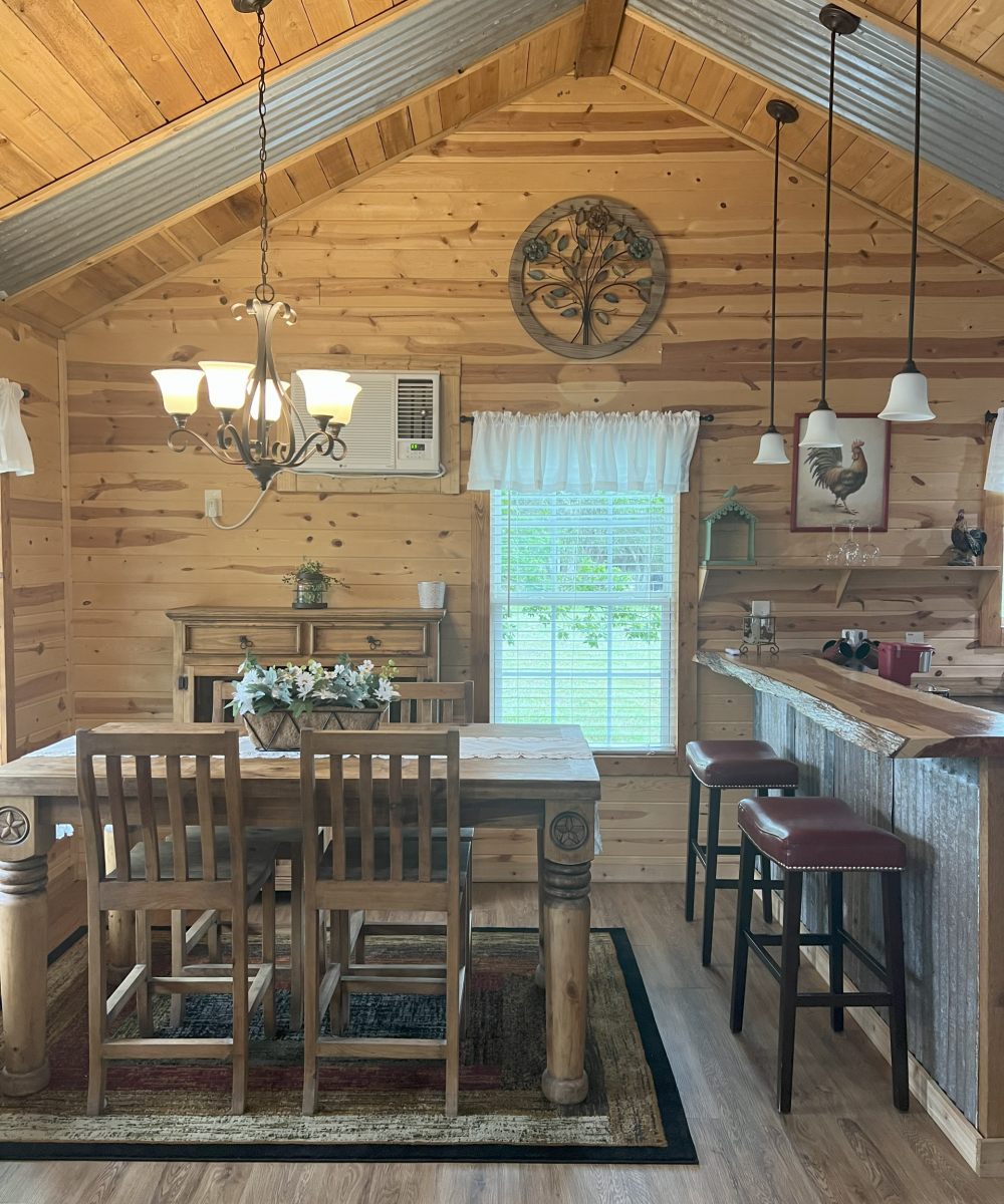 Cottage 4 dining