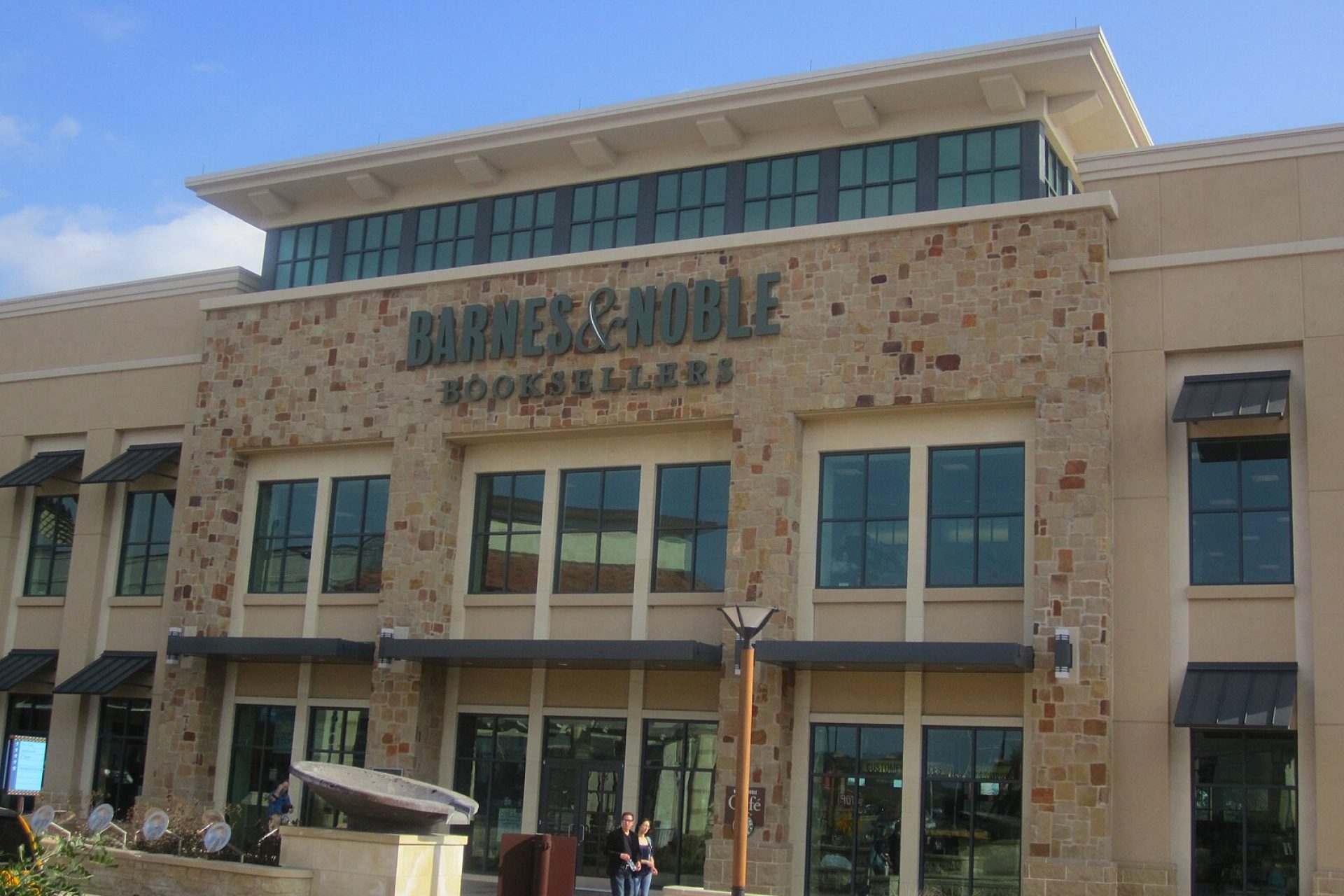 La Cantera image by Billy Hawthorn. Image found at https://commons.wikimedia.org/wiki/File:Barnes_and_Noble_in_San_Antonio,_TX_IMG_1164.JPG
