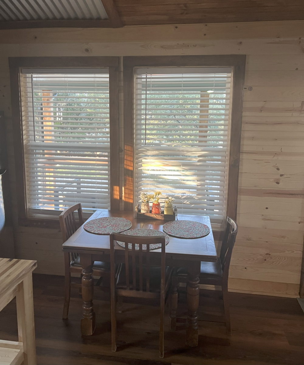 cottage 1 dining area